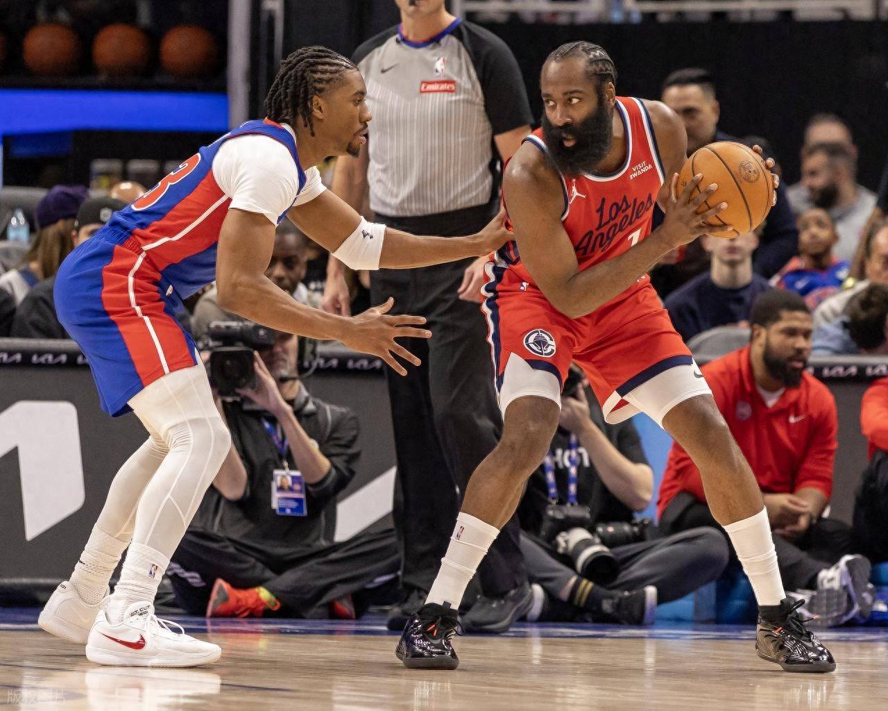 包含尼斯围绕NBA常规赛绝杀压哨哈兰德关键节点逆转，多伦多猛龙调整名单备战欧篮联瞬间刷屏的词条